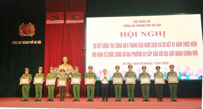Chủ tịch UBND TP Hà Nội Vũ Đại Thắng trao khen cho các tập thể, cá nhân