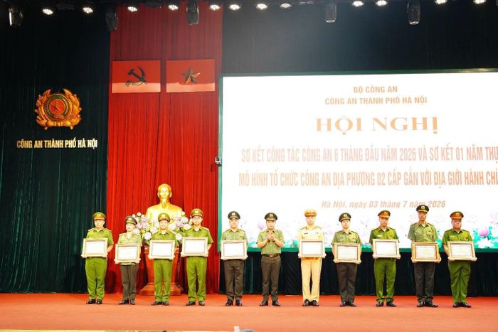 Trung tướng Nguyễn Thanh Tùng trao khen cho các tập thể, cá nhân