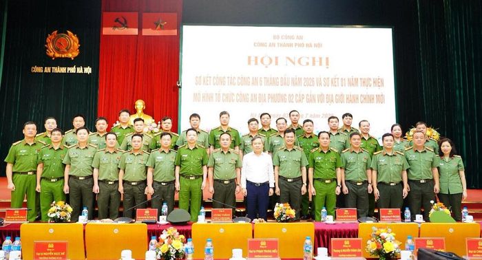 Các đại biểu chụp ảnh lưu niệm tại Hội nghị