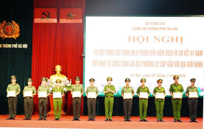 Thiếu tướng Nguyễn Hồng Ky trao khen cho CBCS có thành tích xuất sắc