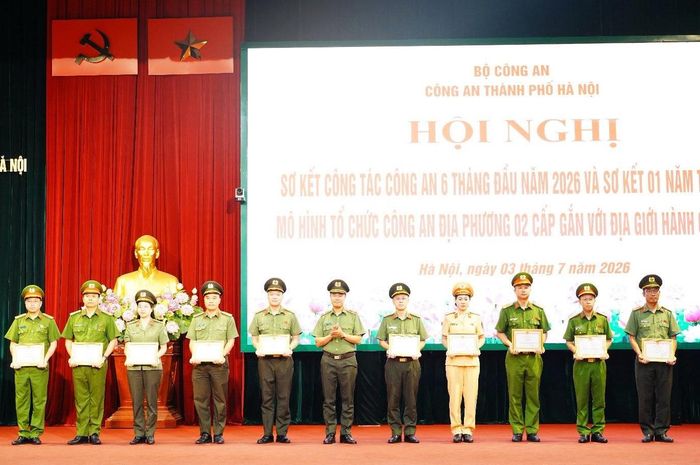 Thiếu tướng Nguyễn Ngọc Quyền trao khen cho các tập thể, cá nhân