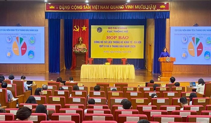 Cục trưởng Cục Thống kê Nguyễn Thị Hương phát biểu tại họp báo