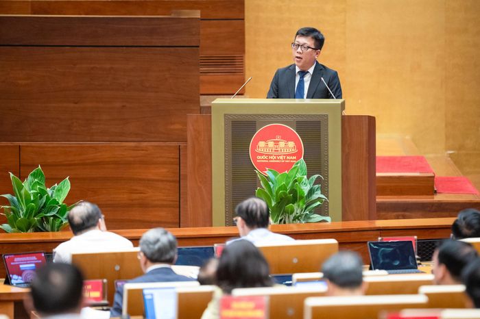 PGS.TS Lưu Anh Tuấn chia sẻ tại Hội nghị toàn quốc sơ kết 1 năm 6 tháng triển khai thực hiện Nghị quyết số 57 - NQ/TW của Bộ Chính trị về đột phá phát triển khoa học, công nghệ, đổi mới sáng tạo và chuyển đổi số quốc gia. Ảnh: Phạm Thắng