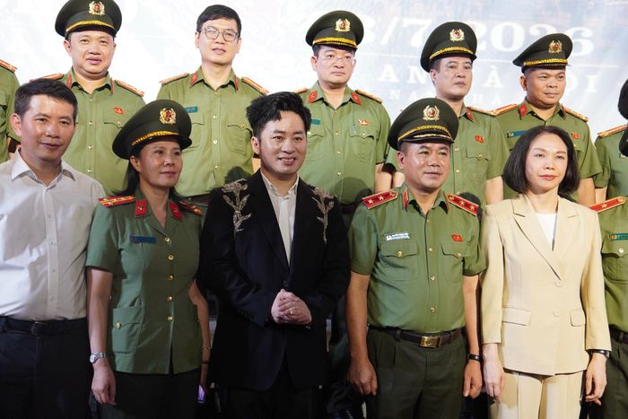 Các đại biểu chụp ảnh lưu niệm tại chương trình.