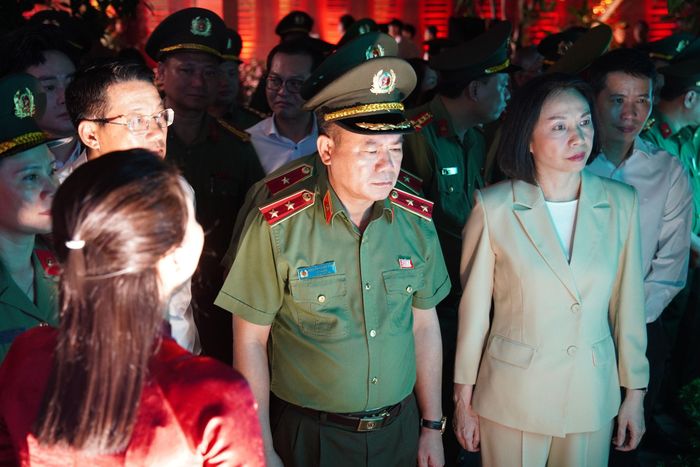 Các đại biểu tham quan khu vực bảo tàng trưng bày chiến công của lực lượng An ninh nhân dân.