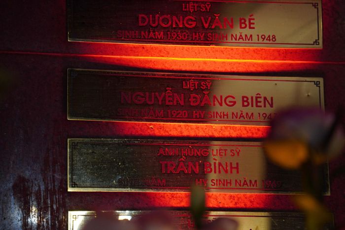 Lắng đọng trước bức tường tri ân các anh hùng liệt sĩ đã ngã xuống vì hòa bình hôm nay.