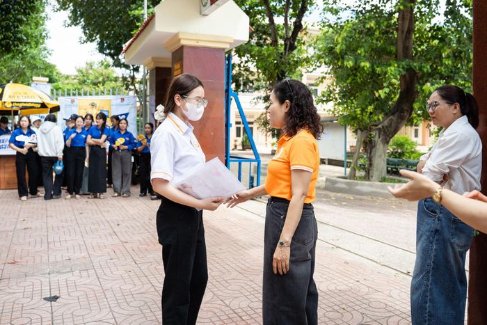 Giáo viên Trường TH-THCS-THPT Phú Xuân động viên học sinh trước giờ bước vào kỳ thi tốt nghiệp THPT năm 2026.