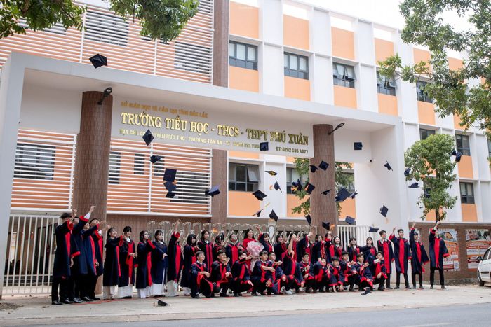 Học sinh Trường TH-THCS-THPT Phú Xuân trong lễ tri ân và trưởng thành trước khi bước vào kỳ thi tốt nghiệp THPT năm 2026.