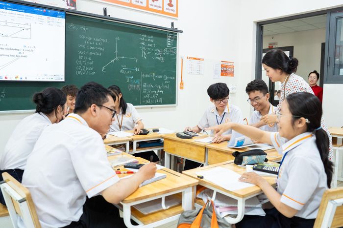 Giáo viên Trường TH-THCS-THPT Phú Xuân tăng cường hướng dẫn, củng cố kiến thức cho học sinh trong quá trình ôn thi tốt nghiệp THPT năm 2026.