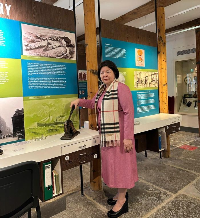 Chủ tịch Liên minh HTX Việt Nam Cao Xuân Thu Vân tại Bảo tàng Rochdale Pioneers
