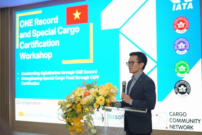 Ông Nguyễn Quang Trung, Phó Tổng giám đốc Vietnam Airlines phát biểu tại hội thảo. Ảnh: VNA