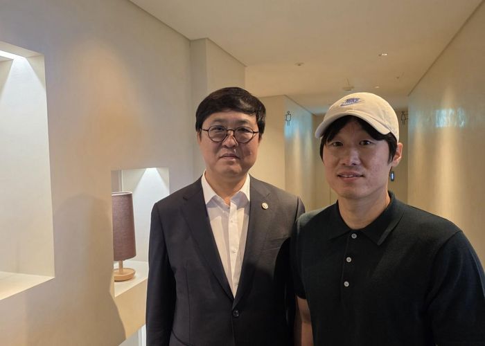 Bộ trưởng Văn hóa, Thể thao và Du lịch Hàn Quốc Chae Hwi Young (trái) và cựu tuyển thủ Park Ji Sung. Ảnh: X/@Hwiyoung_Chae (tài khoản X của ông Chae)