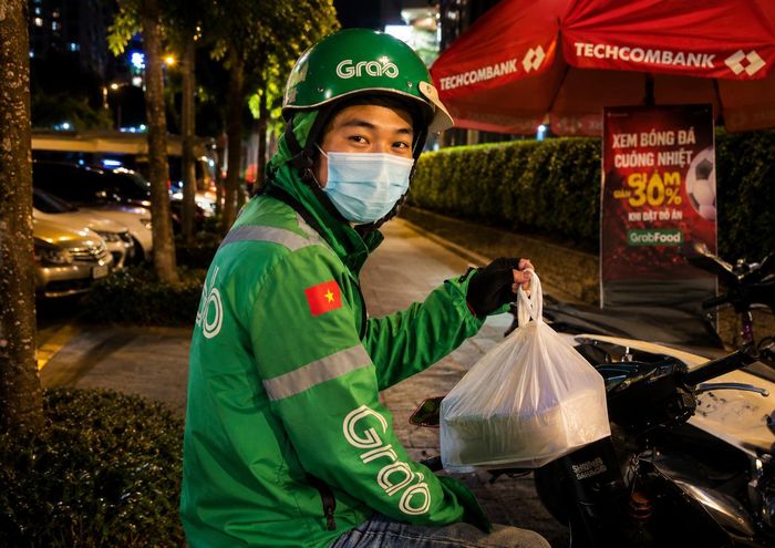 Một shipper giao hàng ban đêm (Ảnh minh họa)
