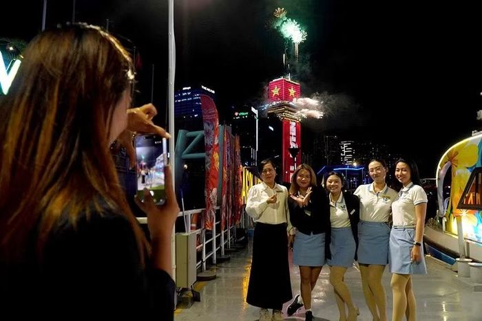 Nhiều bạn trẻ chụp ảnh lưu lại khoảnh khắc đáng nhớ trong sự kiện đặc biệt kỷ niệm 50 năm thành phố vinh dự mang tên Bác.