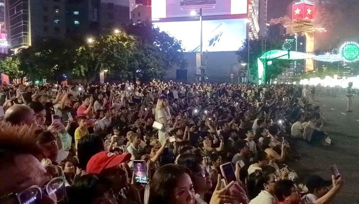 Rất nhiều người dân lưu lại khoảnh khắc đặc biệt trong dịp kỷ niệm này.