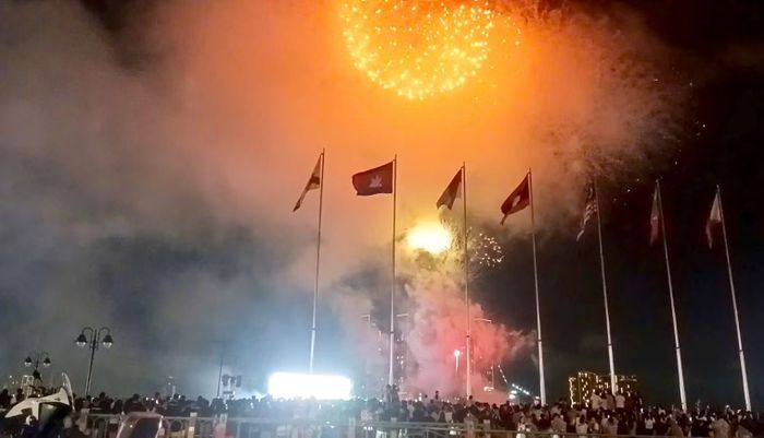 Người dân phấn khởi xem biểu diễn pháo hoa.