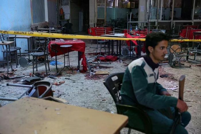 Một thành viên lực lượng an ninh Syria tại hiện trường vụ đánh bom. Ảnh: DPA