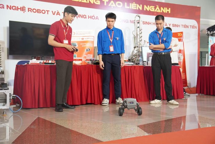 Sinh viên Đại học Bách khoa thiết kế sáng tạo mô hình robot hai bánh tự cân bằng.