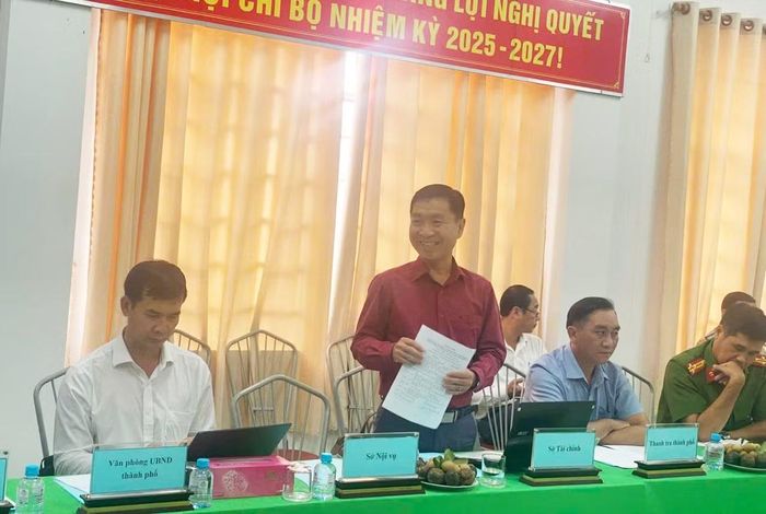 Các đại biểu tham gia ý kiến tại buổi làm việc.