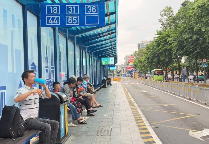 Khu vực chờ đón xe buýt khá sạch sẽ.