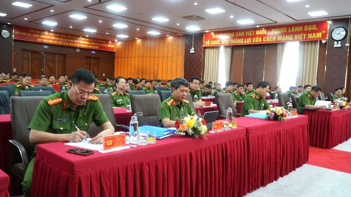 Lãnh đạo Cục Cảnh sát hình sự và các đại biểu tham dự hội nghị.