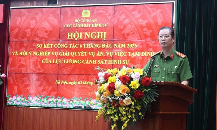 Đại diện lãnh đạo các Phòng nghiệp vụ (Cục Cảnh sát hình sự) và Phòng Cảnh sát hình sự, Công an địa phương phát biểu tham luận tại hội nghị.
