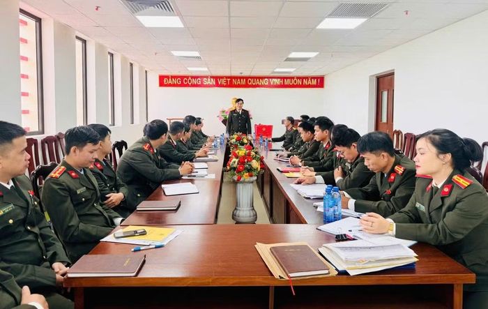 Đại tá Bùi Ngọc Chung, Phó Giám đốc Công an TP Huế chủ trì cuộc hợp với Phòng ANM và PCTP sử dụng công nghệ cao Công an TP Huế.