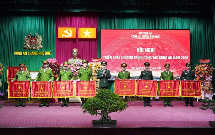 Thứ trưởng Lê Quốc Hùng trao Cờ thi đua của Bộ Công an tặng 8 đơn vị thuộc Công an TP Huế xuất sắc dẫn đầu phong trào thi đua Vì An ninh Tổ quốc năm 2025, trong đó có Phòng ANM và PCTP sử dụng công nghệ cao.