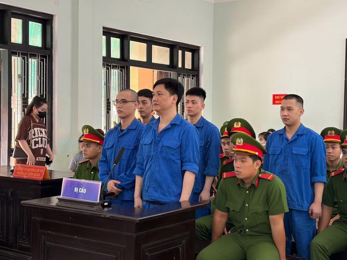 Hàng chục cán bộ, chiến sĩ được huy động làm nhiệm vụ bảo vệ phiên tòa xét xử.