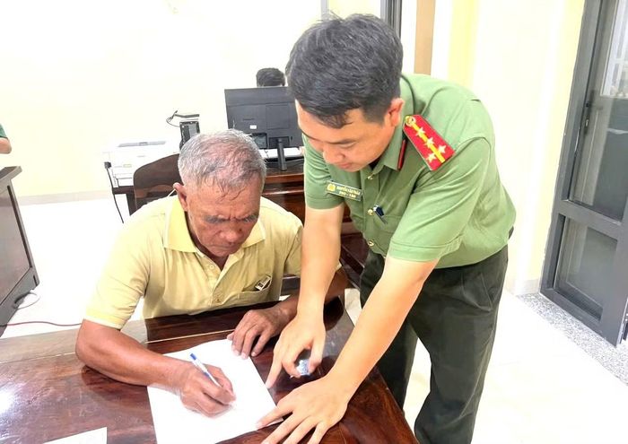 Lực lượng Công an hỗ trợ người dân ký cam kết không vi phạm IUU.