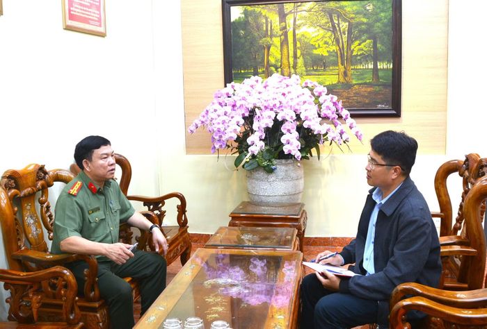 Đại tá Nguyễn Minh Tuyên, Trưởng Phòng An ninh kinh tế Công an tỉnh Lâm Đồng trao đổi với phóng viên.