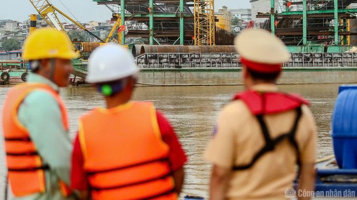 Tổ công tác của Đội Cảnh sát đường thủy số 2 tuần tra sông Hồng theo kế hoạch.