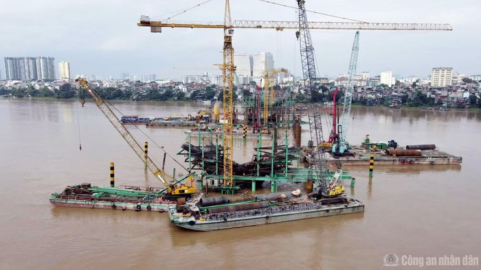 Công trường thi công cầu Trần Hưng Đạo.