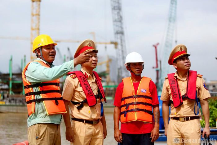 Cảnh sát kiểm tra, giám sát ATGT đường thủy tại công trường thi công cầu Trần Hưng Đạo.