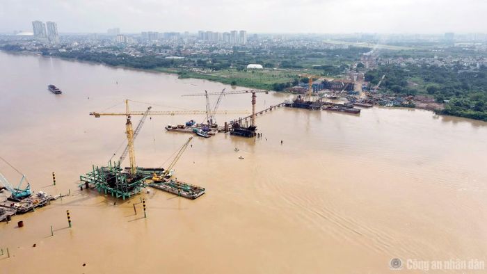  Công trình thi công cầu Trần Hưng Đạo trên sông Hồng. 