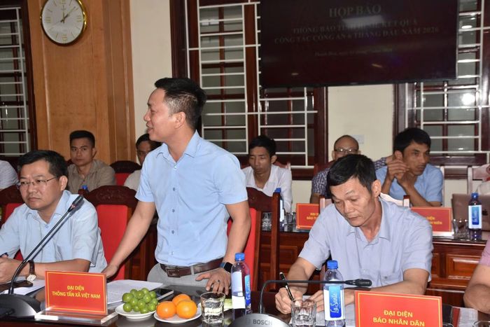 Đại diện các cơ quan báo chí đặt câu hỏi tại buổi họp báo.