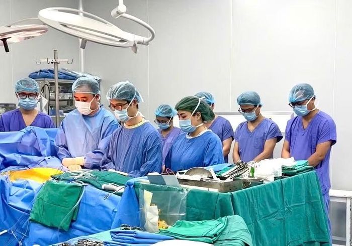 Các bác sĩ tri ân trước nghĩa cử cao đẹp của nam sinh viên.