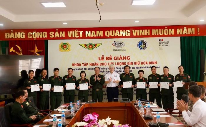 Thượng tá Nguyễn Xuân Long, Phó Chánh Văn phòng chuyên trách Văn phòng Thường trực Bộ Công an về GGHB LHQ và ông Stephane Gay, Tùy viên An ninh Đại sứ quán Pháp tại Việt Nam trao chứng chỉ hoàn thành khóa tập huấn cho các học viên.