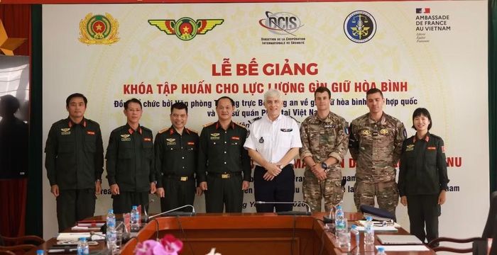 Lãnh đạo Văn phòng Thường trực Bộ Công an về GGHB LHQ, Trung tâm Đào tạo và Phát triển năng lực gìn giữ hòa bình, Ban Chỉ huy VNFPU 1 chụp ảnh lưu niệm cùng ông Stephane Gay, Tùy viên An ninh Đại sứ quán Pháp tại Việt Nam và hai chuyên gia.