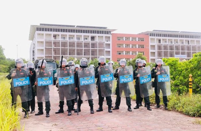Các sĩ quan Công an Việt Nam trong một tình huống tác chiến giả định.