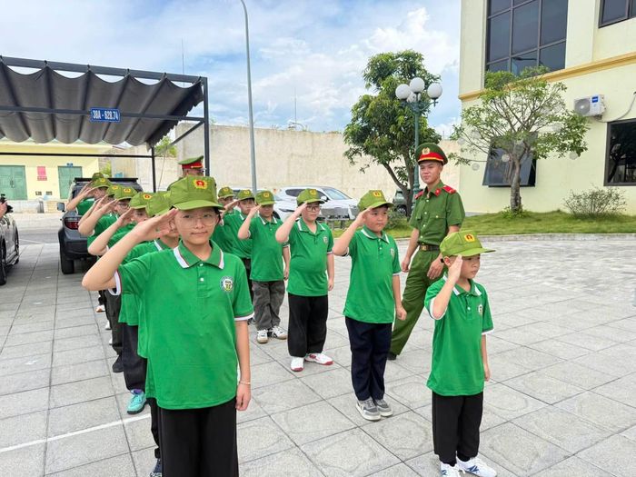 Trong 1 tuần tại trại hè, các em nhỏ cũng sẽ được học hỏi nhiều kiến thức bổ ích và thiết thực như kỹ năng phòng cháy chữa cháy và cứu nạn cứu hộ; đảm bảo trật tự an toàn giao thông, an toàn nơi công cộng; an toàn khi sử dụng mạng xã hội Internet; kỹ năng thoát hiểm khi gặp hỏa hoạn; An ninh học đường và không gian mạng; ứng phó với bạo lực học đường, kỹ năng tương tác an toàn, trách nhiệm trên môi trường số…
