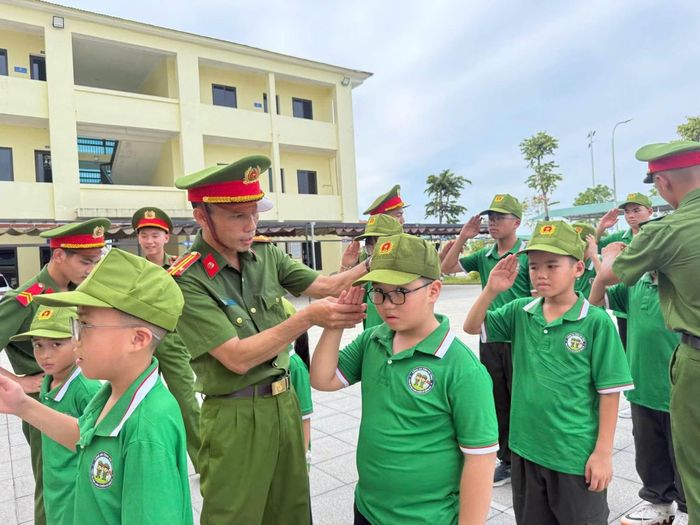 Các học viên nhí được chỉnh sửa tác phong, lễ tiết đúng với điều lệnh của lực lượng CAND.