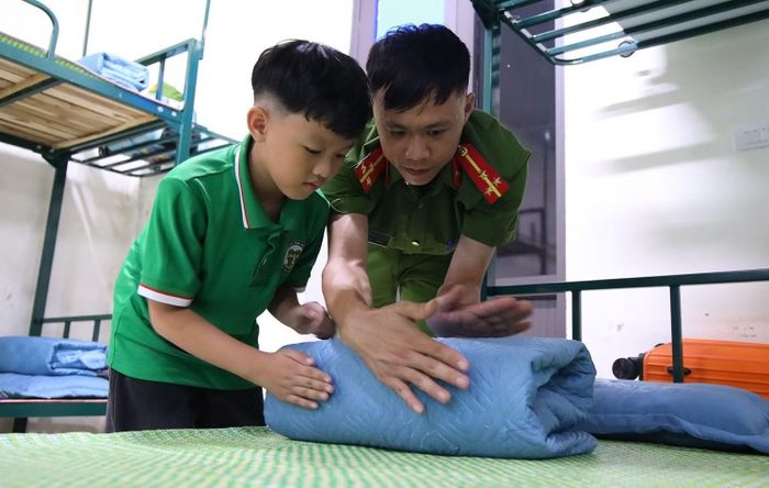 Ngoài ra, các em cũng được trải nghiệm từ những việc nhỏ như gấp chăn màn, quan tâm hỗ trợ nhau từ những việc nhỏ trong cuộc sống thường ngày đến “cùng ăn, cùng ngủ, cùng rèn luyện" để giúp các em thêm gắn kết như một gia đình.