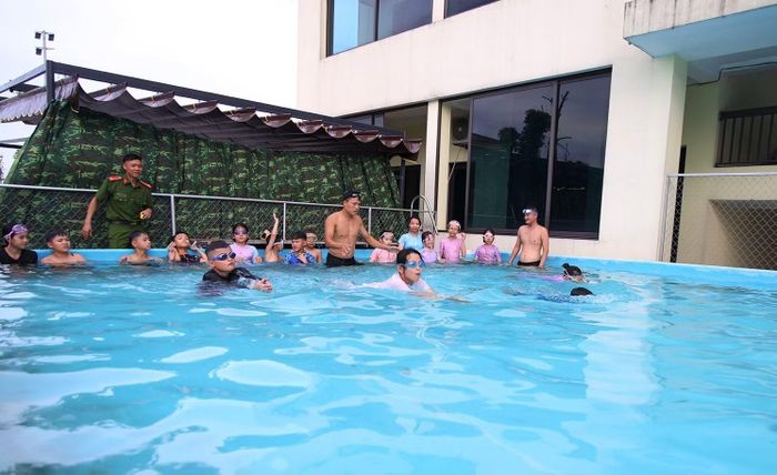 Trải nghiệm lớp học bơi và kỹ năng ứng phó với tình huống giả định khi đuối nước xảy ra.