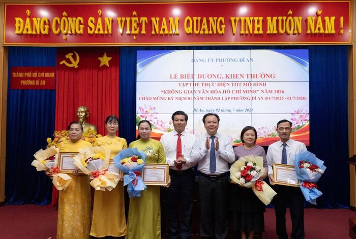 Đảng ủy phường Dĩ An biểu dương các tập thể tiêu biểu.