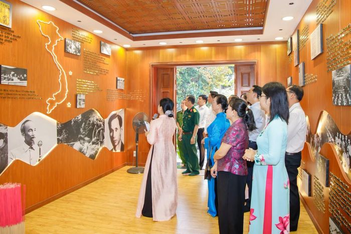Các đại biểu tham quan Không gian văn hóa Hồ Chí Minh tại phường Thủ Đức.