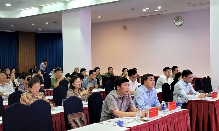 Lãnh đạo Bộ Y tế cùng các đại biểu dự hội thảo.