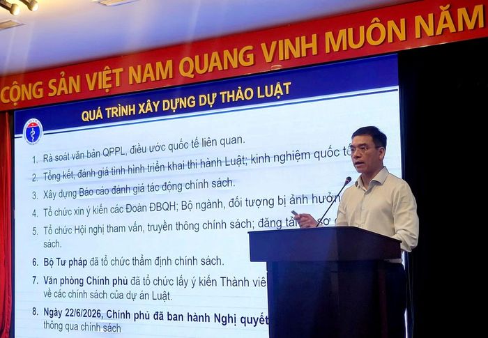 Cục trưởng Cục Quản lý Khám, chữa bệnh Hà Anh Đức trình bày các nội dung chính của dự thảo Luật.