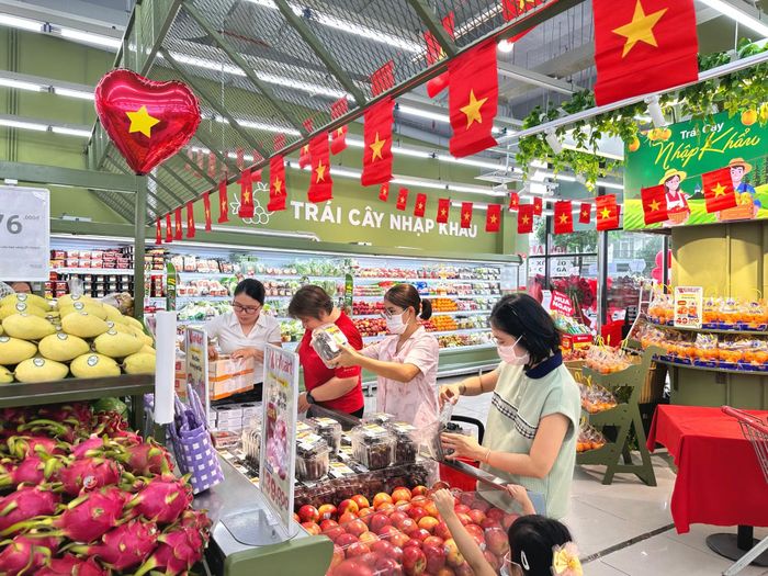 Khách hàng lựa chọn thực phẩm sạch vì sức khỏe gia đình.