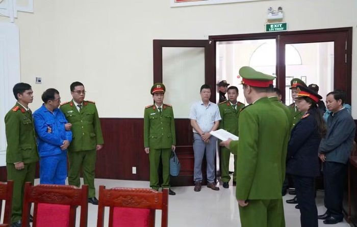 Công an đọc lệnh bắt tạm giam ông Lê Anh Phương tại Đại học Huế.